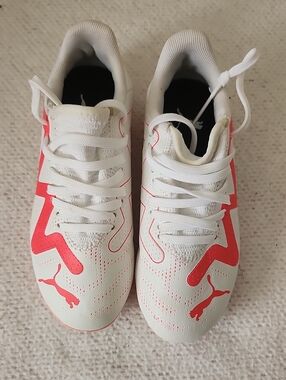 PUMA Kids Future Play FG/AG Soccer Cleats White/Hot Pink Size 13Y EUC Kids Cleat